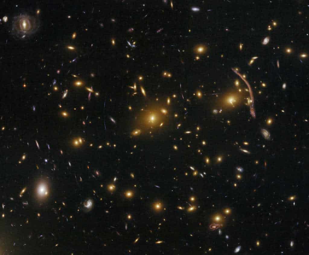 Gravitational_lensing_in_the_galaxy_cluster_Abell_370